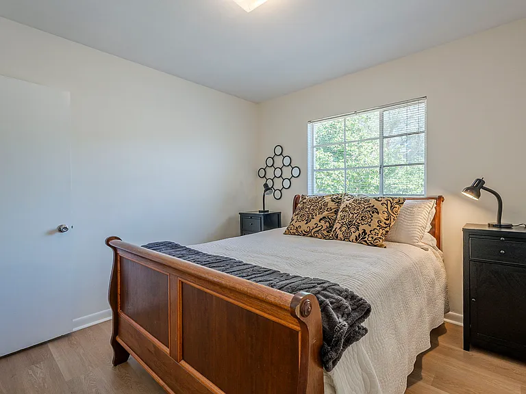 3rd bedroom w/ queen bed and all you need for a perfect nights sleep