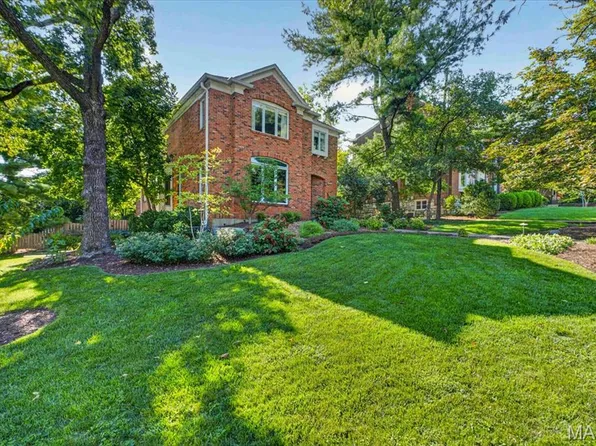 366 W Point Ct, Saint Louis, MO 63130