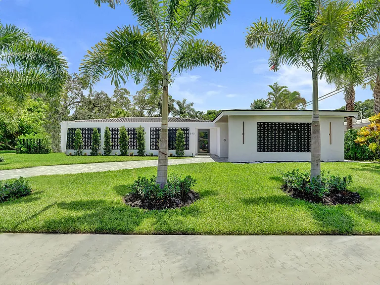 840 SW 3rd St — Photo 1