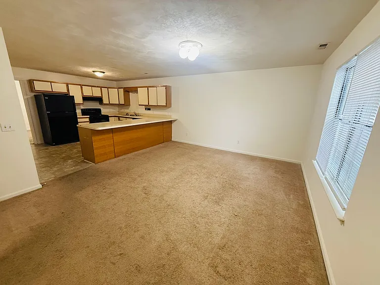 882 Patrick Henry Dr — Photo 3