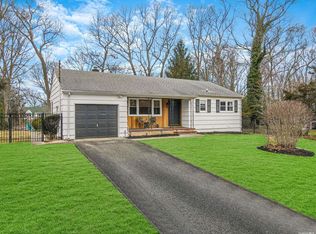 7 Marbeth Cir, Miller Place, NY 11764