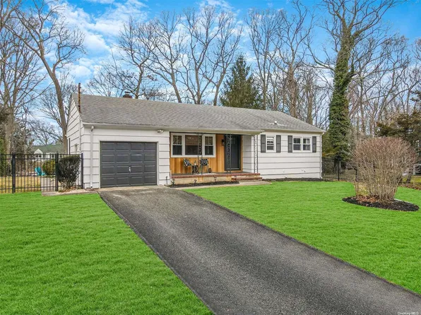 7 Marbeth Circle, Miller Place, NY 11764