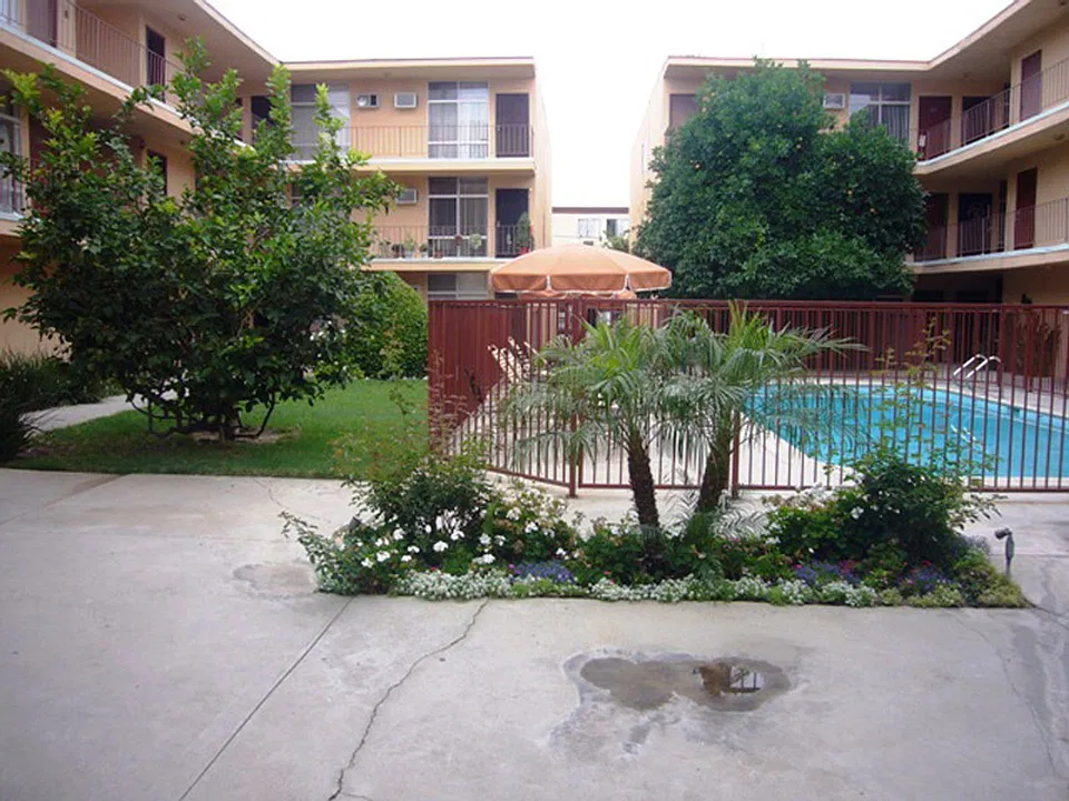 21701-21715-21727 Parthenia St Canoga Park, CA 91304
