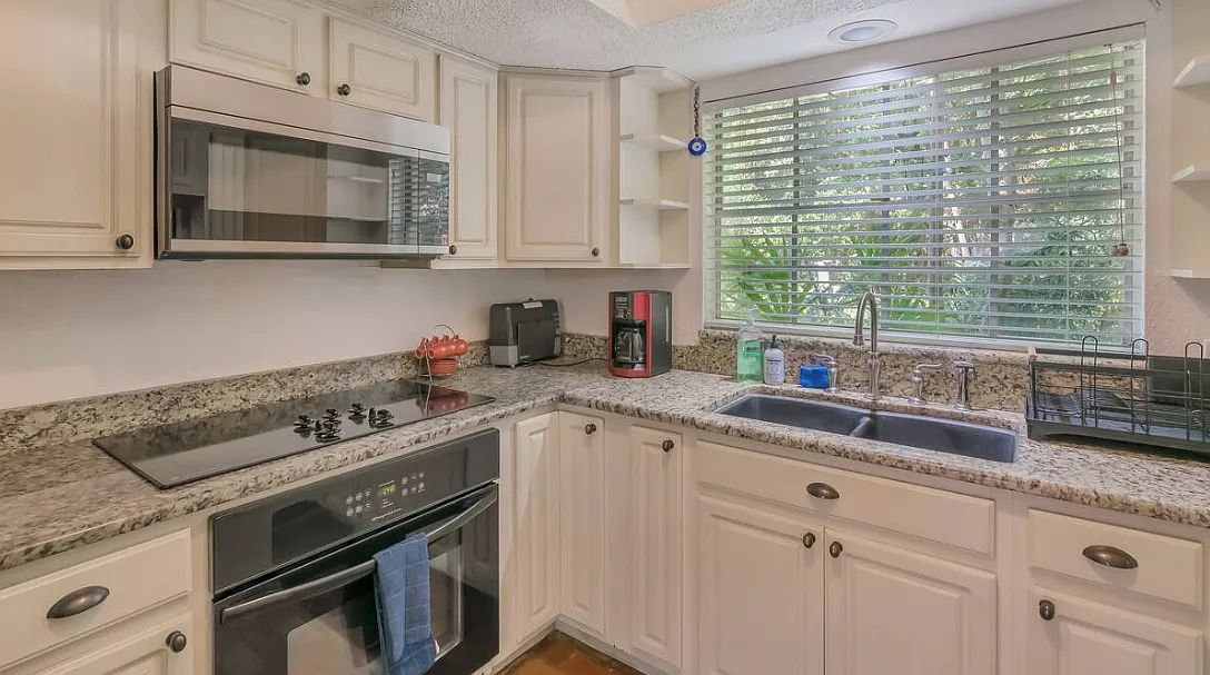 4 bed, 2350 sqft, $2,500 — Photo 4