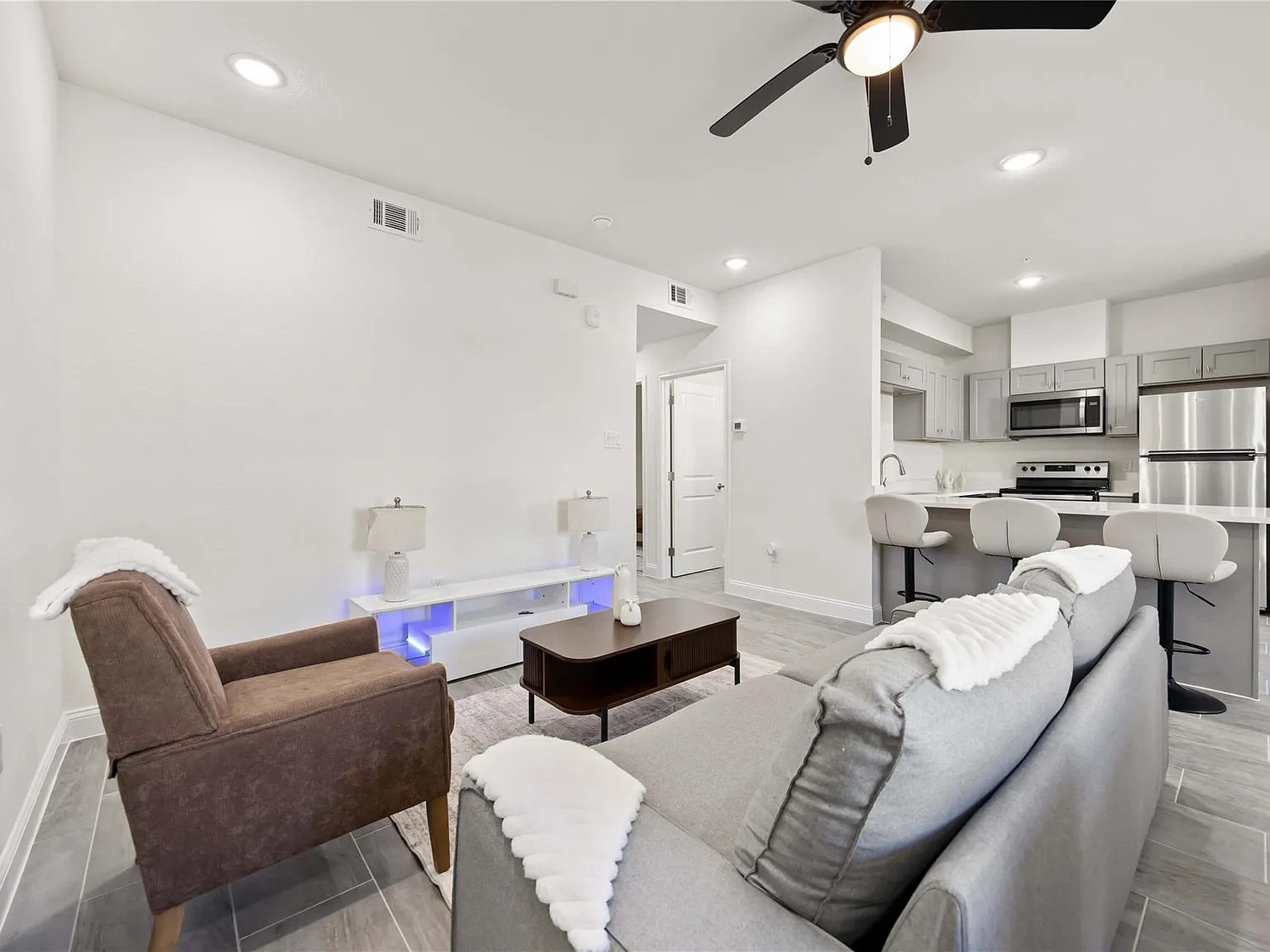 2 bed, 1.0 bath, 830 sqft, $1,295 — Photo 3