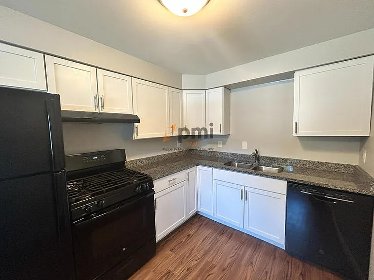 2591 Parkview St #3 — Photo 2