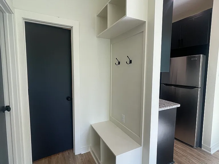 718 W Short 32nd St — Photo 2