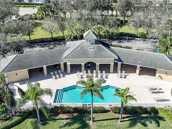 3rd image of 13434 Hampton Park Ct