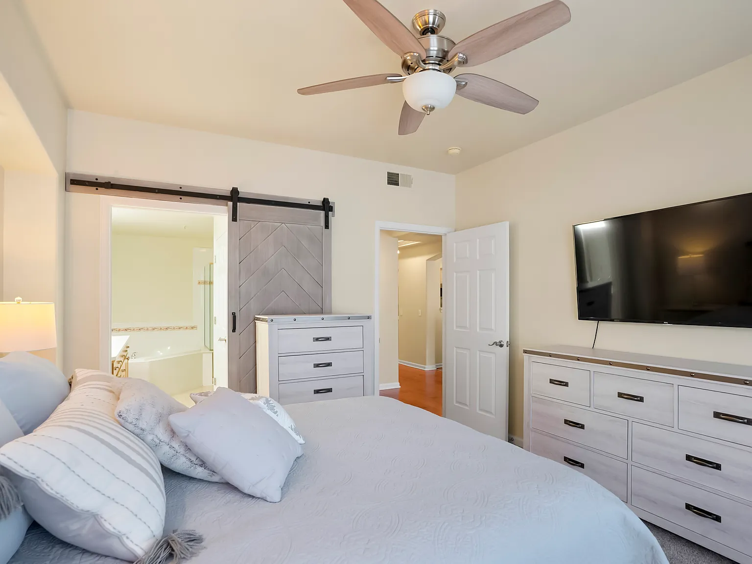 2 bed, 1197 sqft, $2,700 — Photo 4