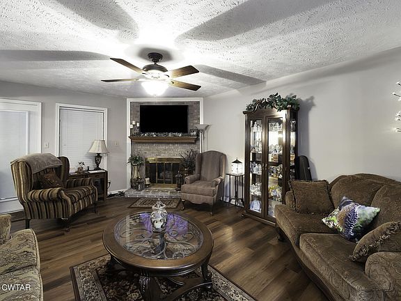 2nd image of 102 Candlewick Dr