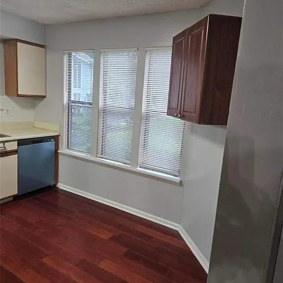 1205 Empire Cir — Photo 3