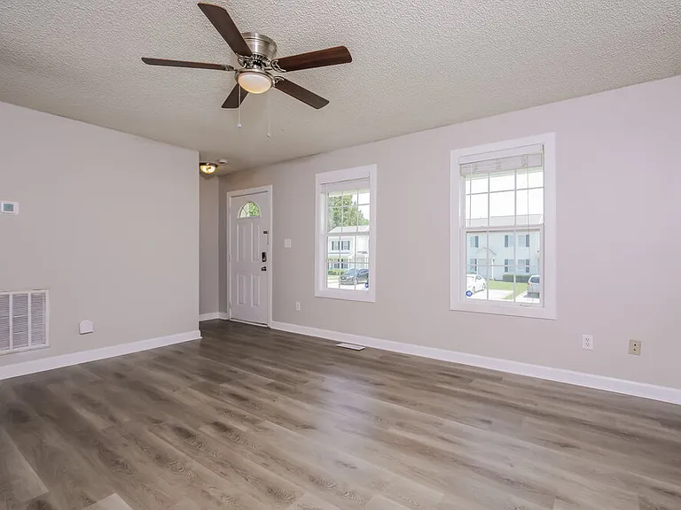 101 Mayfair Ct — Photo 5