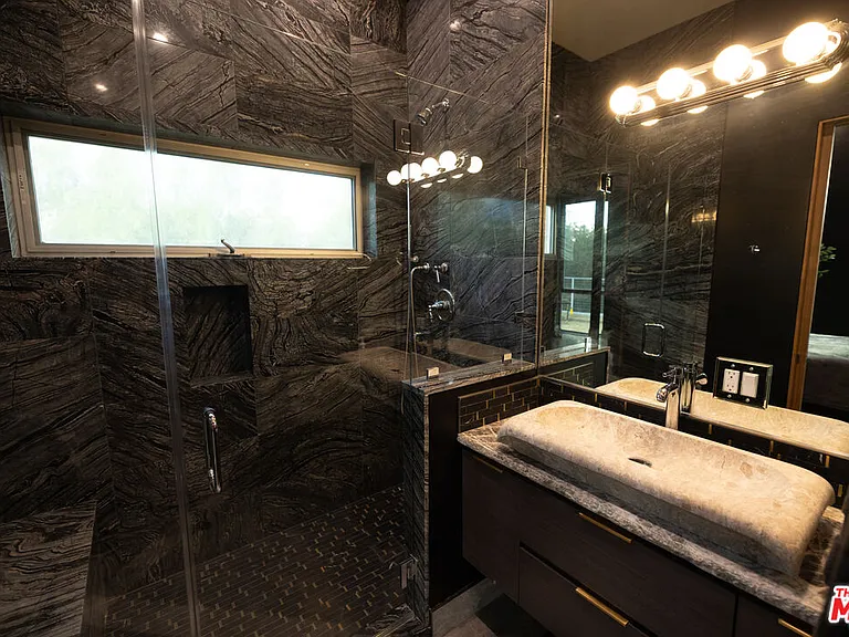 5900 N Winnetka Ave — Photo 43