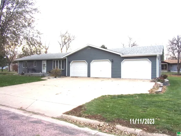 1911 Avenue H Pl, Hawarden, IA 51023