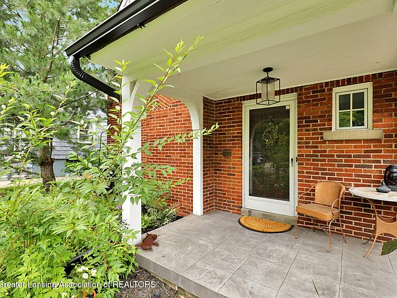3rd image of 336 University Dr