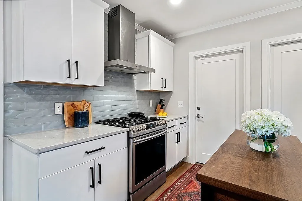 Building Photo - 39 Hewlett St #1