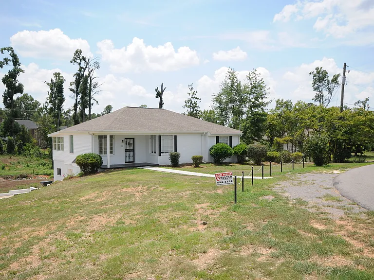 16 Windsor Dr — Photo 1