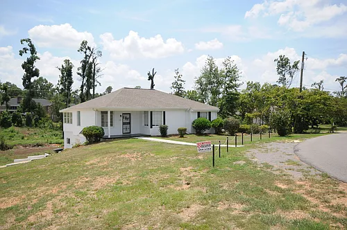 16 Windsor Dr Photo 1