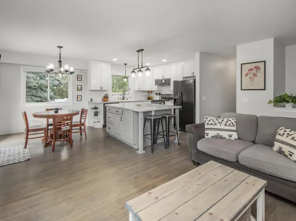 1145 Carriage Hills Dr S, Cambridge, MN 55008