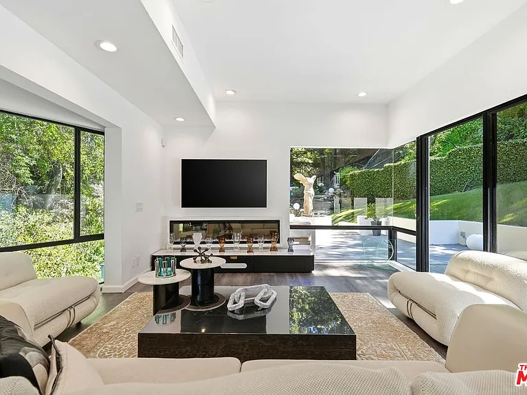 2350 Benedict Canyon Dr — Photo 9