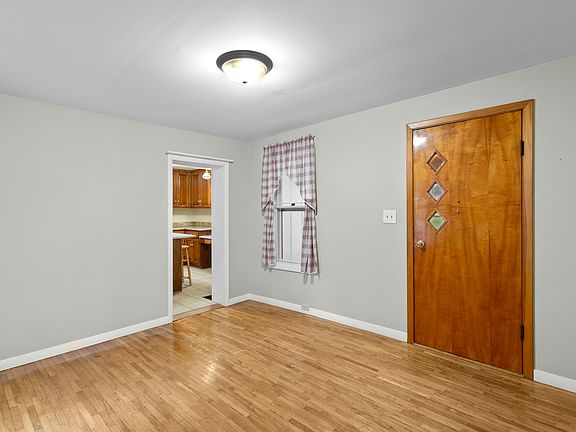 4th image of 100 Burlington St