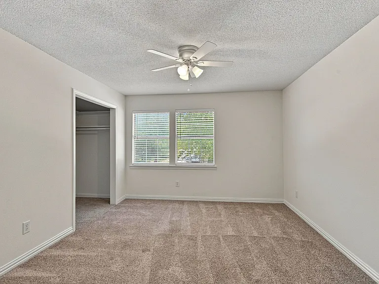 1205 Shannon Ln — Photo 32
