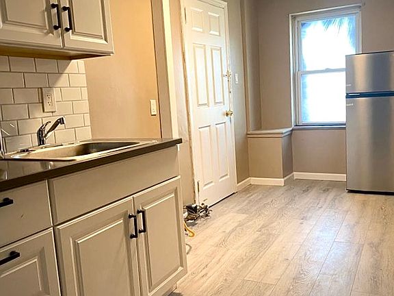 2nd image of 628 Greenfield Ave APT 1