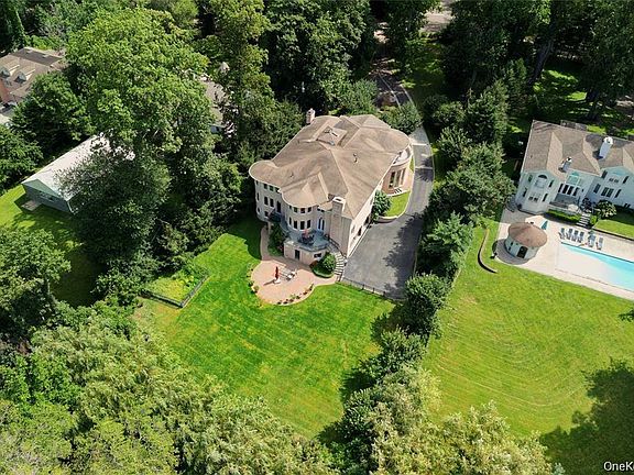 5th image of 527 Manhasset Woods Road