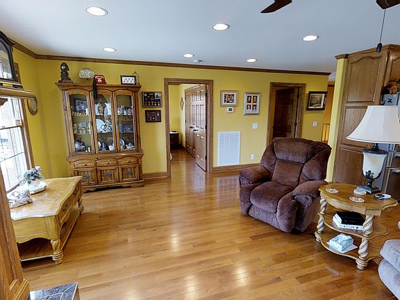 3rd image of 200 Scott Dr