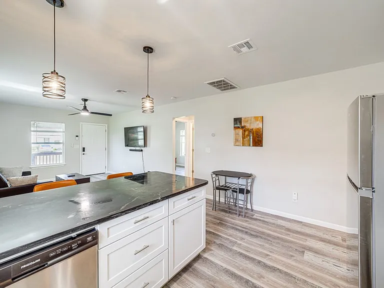 622 E Young Pl — Photo 6