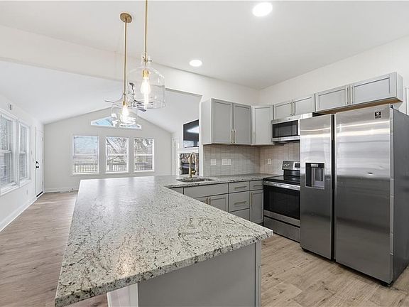 5th image of 305 NE Forest Ave