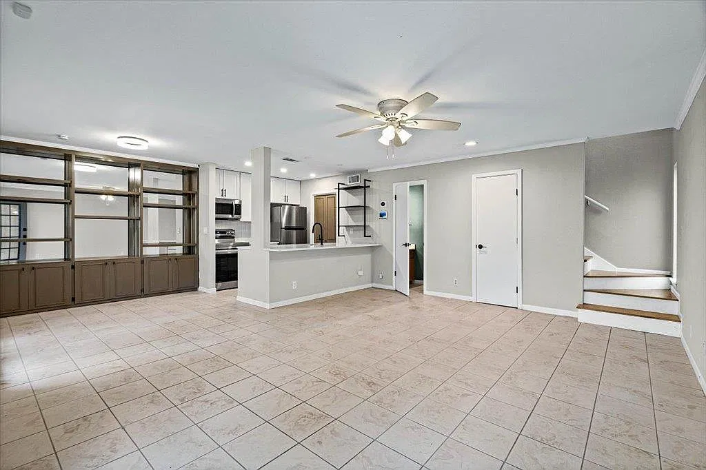 6718 Silvermine Dr — Photo 1