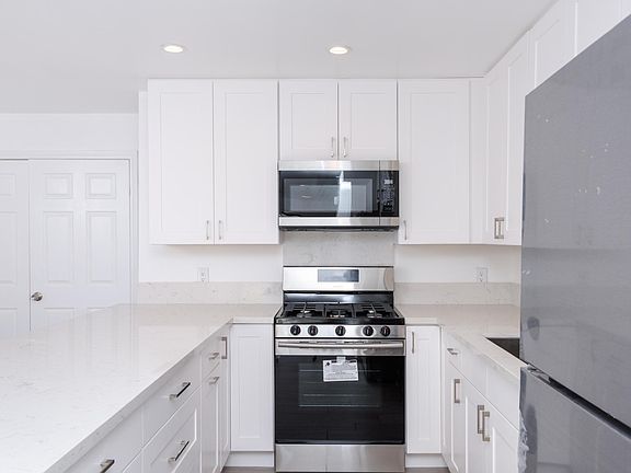 3rd image of 1555 S Bundy Dr APT 202