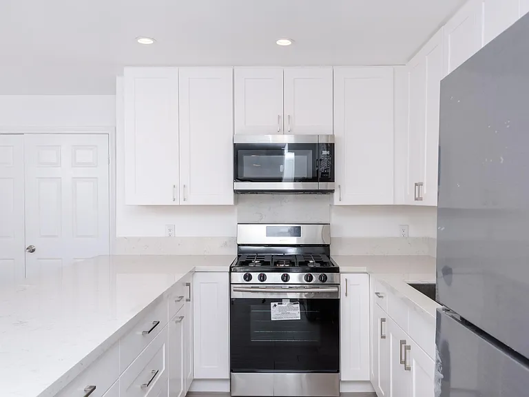 1555 S Bundy Dr #202 — Photo 3