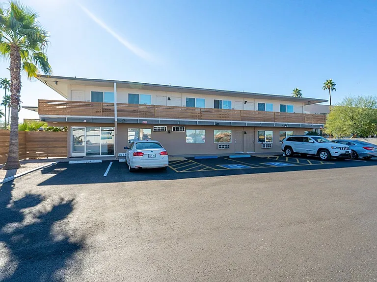 Sunset Sound Studio Apartments — Photo 23