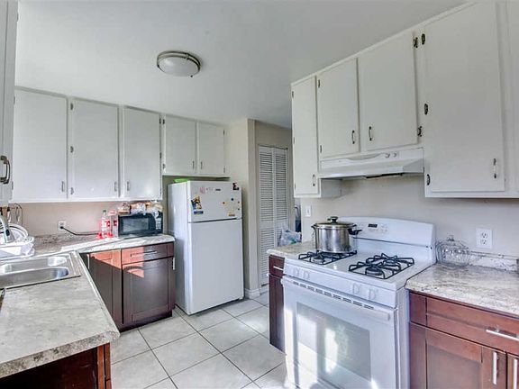 3rd image of 431 Detroit Pl