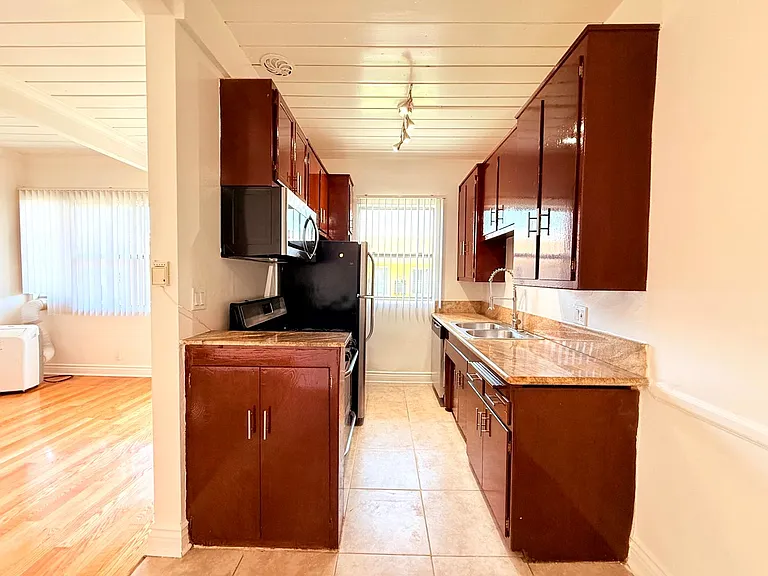 1376 N. Serrano Avenue — Photo 31