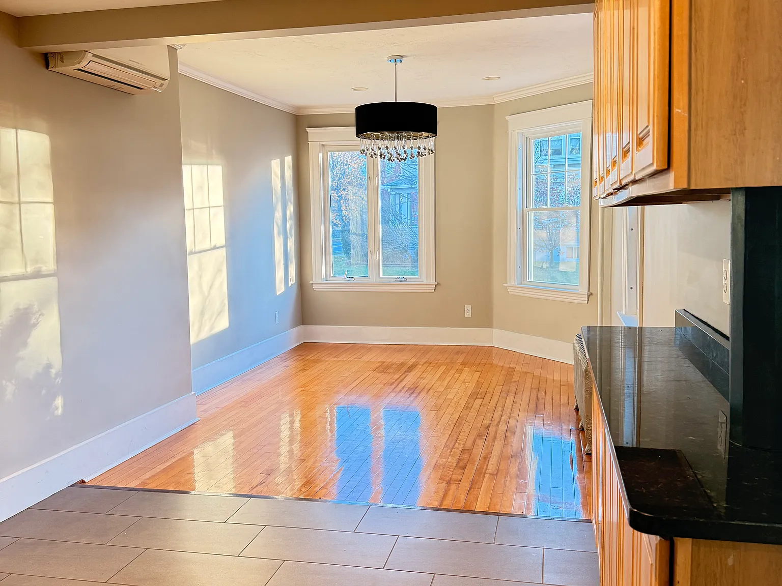 3 bed, 1.5 bath, 1892 sqft, $3,500 — Photo 2