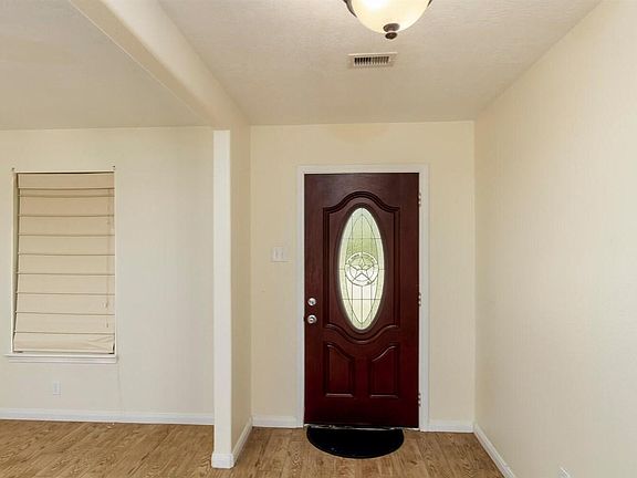 3rd image of 710 Vaughn St