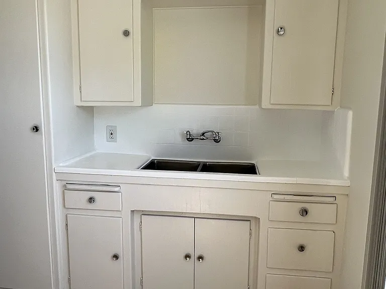 3355 Independence Aveunit #3355D — Photo 4