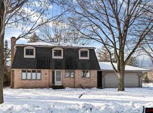 2101 Roe Crest Ct, North Mankato, MN 56003