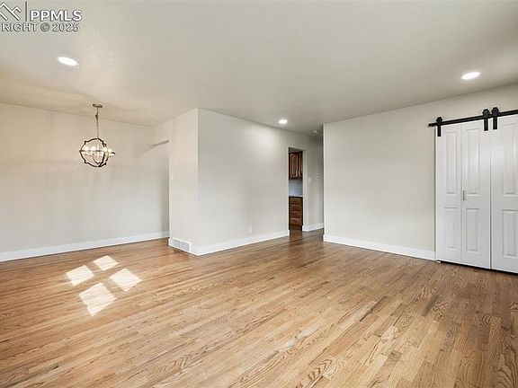 5th image of 2632 Waldean St