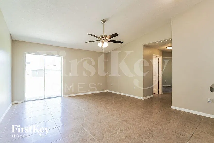 3 bed, 2.0 bath, 1563 sqft, $1,945 — Photo 3