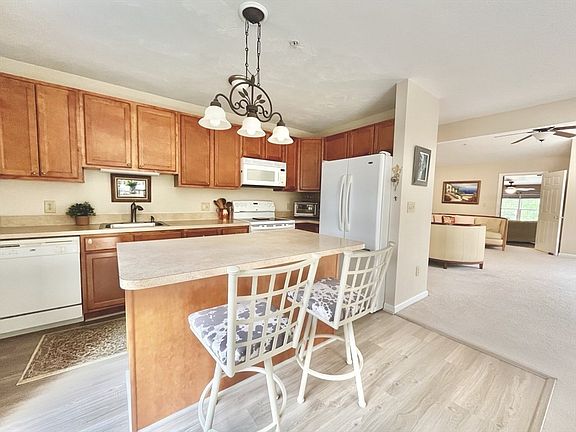5th image of 902 Main St APT 52