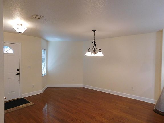5th image of 2545 Albion Ave