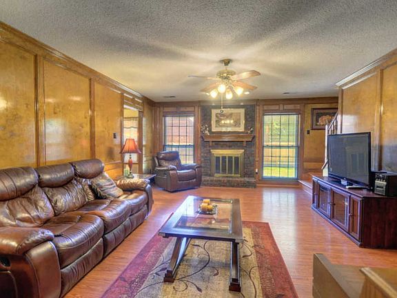 3rd image of 7118 Country Oaks Dr