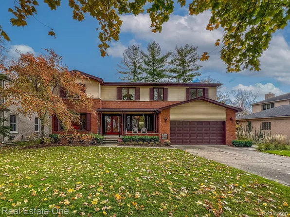 25832 Ivanhoe Rd, Huntington Woods, MI 48070