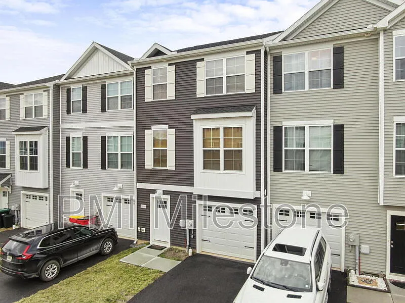 3 bed, 2.5 bath, 1900 sqft, $2,180 — Photo 3