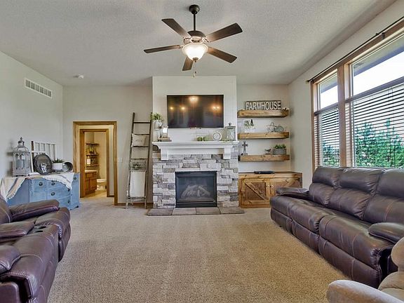 4th image of 300 W Sienna Dr