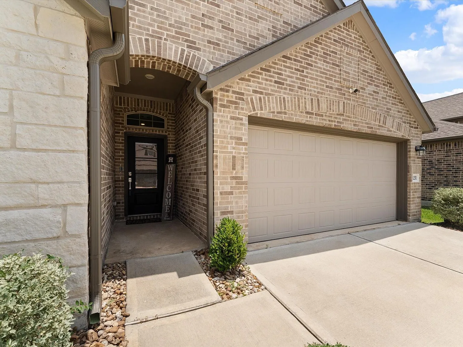 3 bed, 2.0 bath, 2086 sqft, $3,100 — Photo 4